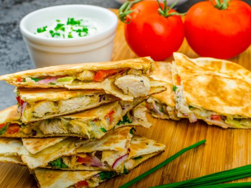 Applebee's Chipotle Chicken Quesadilla Recipe (Copycat), cheesy applebees chicken quesadillas with tomatoes and sour cream