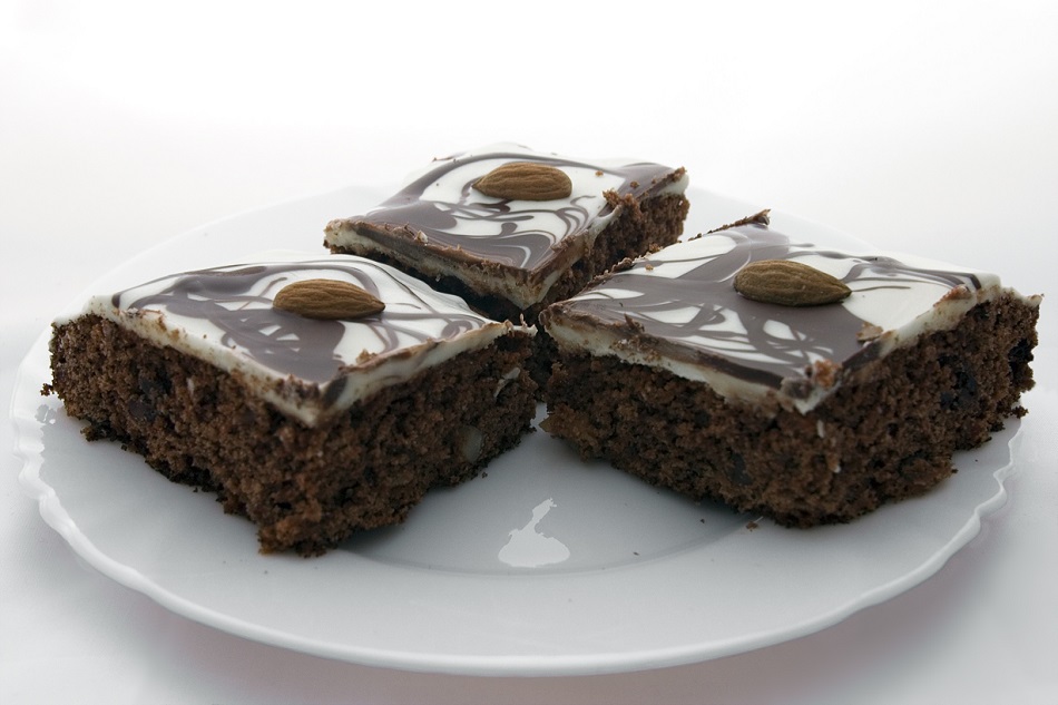 marble-frosted macadamia brownies