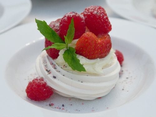 delicious no bake mini pavlova meringue cake