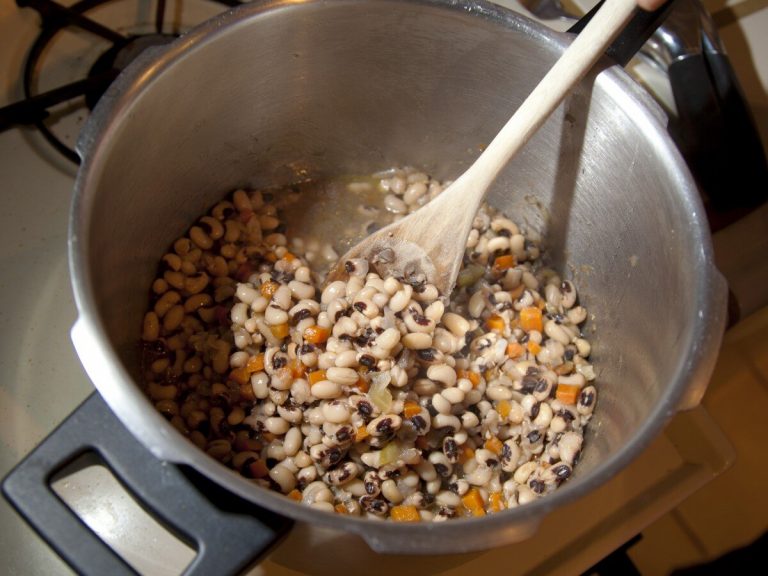 healthy old fashioned black eyed peas and ham