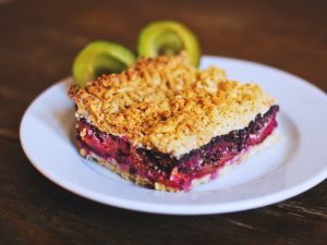 crisp crumble granola with mixed berries