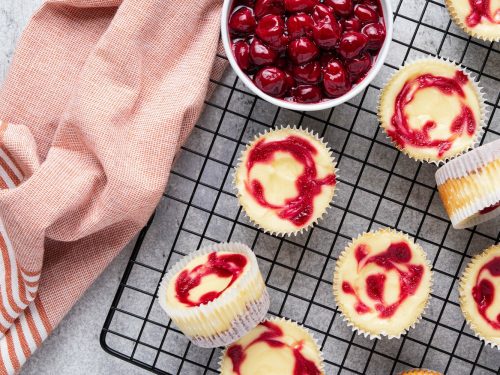 cheesecake bites, marble mini cheesecake with cherry jam, one bite dessert, tiny cheesecakes with berry