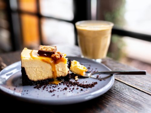 Snickers Cheesecake with Caramel Sauce Recipe, baked peanut butter snickers bar cheesecake with caramel sauce