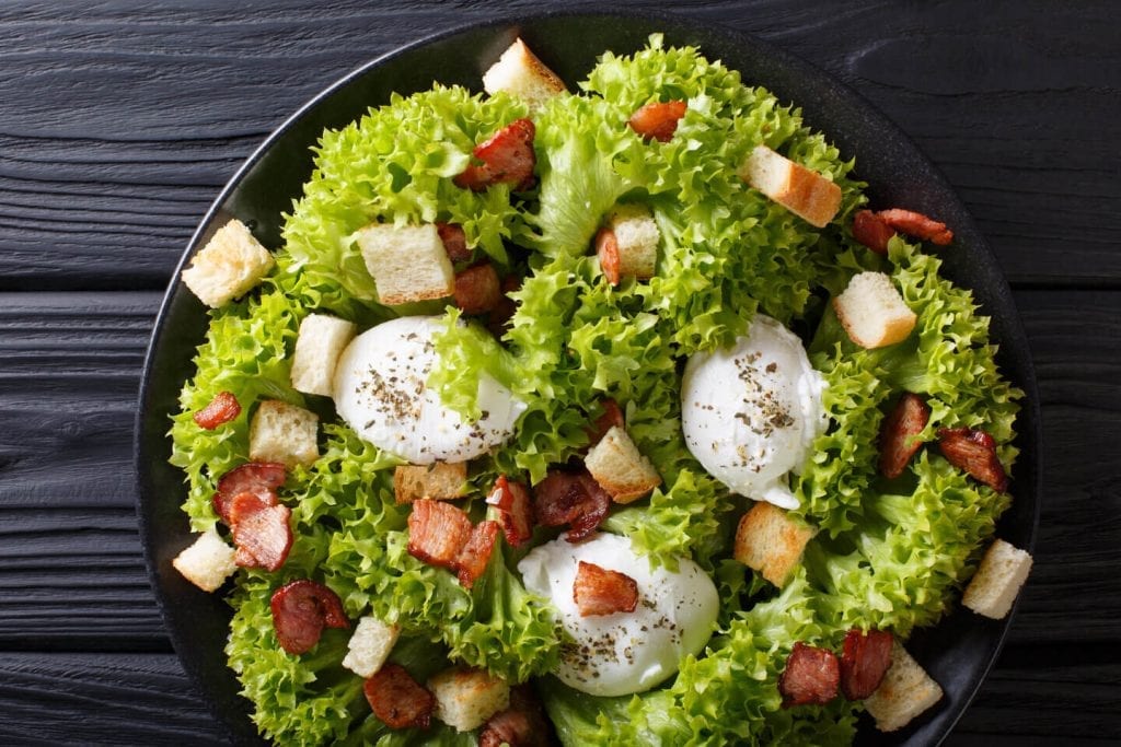 plate of salade lyonnaise