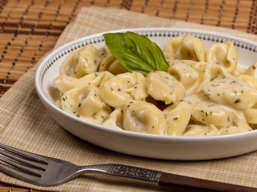 Tortellini Alfredo Recipe, creamy cheese tortellni pasta with homemade alfredo sauce and chopped parsley topping