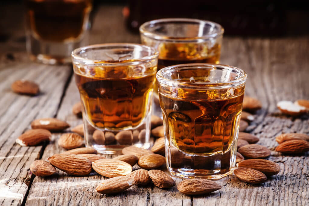 what is amaretto, amaretto liqueur with dried almonds