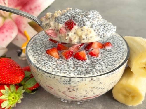 Flax Seed and Berry Breakfast Bowl