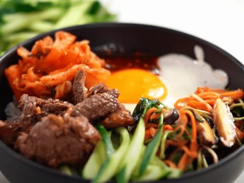 Sushi Rice Bowl with Beef, Egg & Chilli Sauce