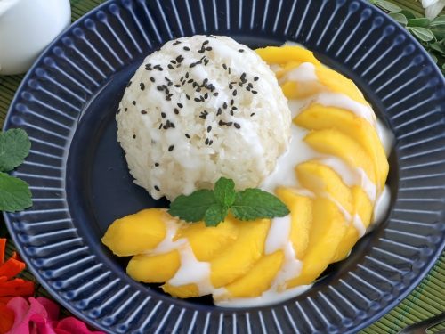 Thai Sweet Sticky Rice With Mango (Khao Neeo Mamuang)