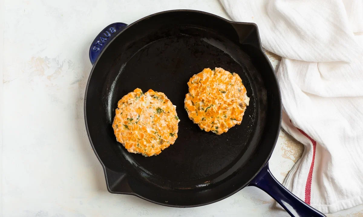 how-to-pan-fry-salmon-burgers