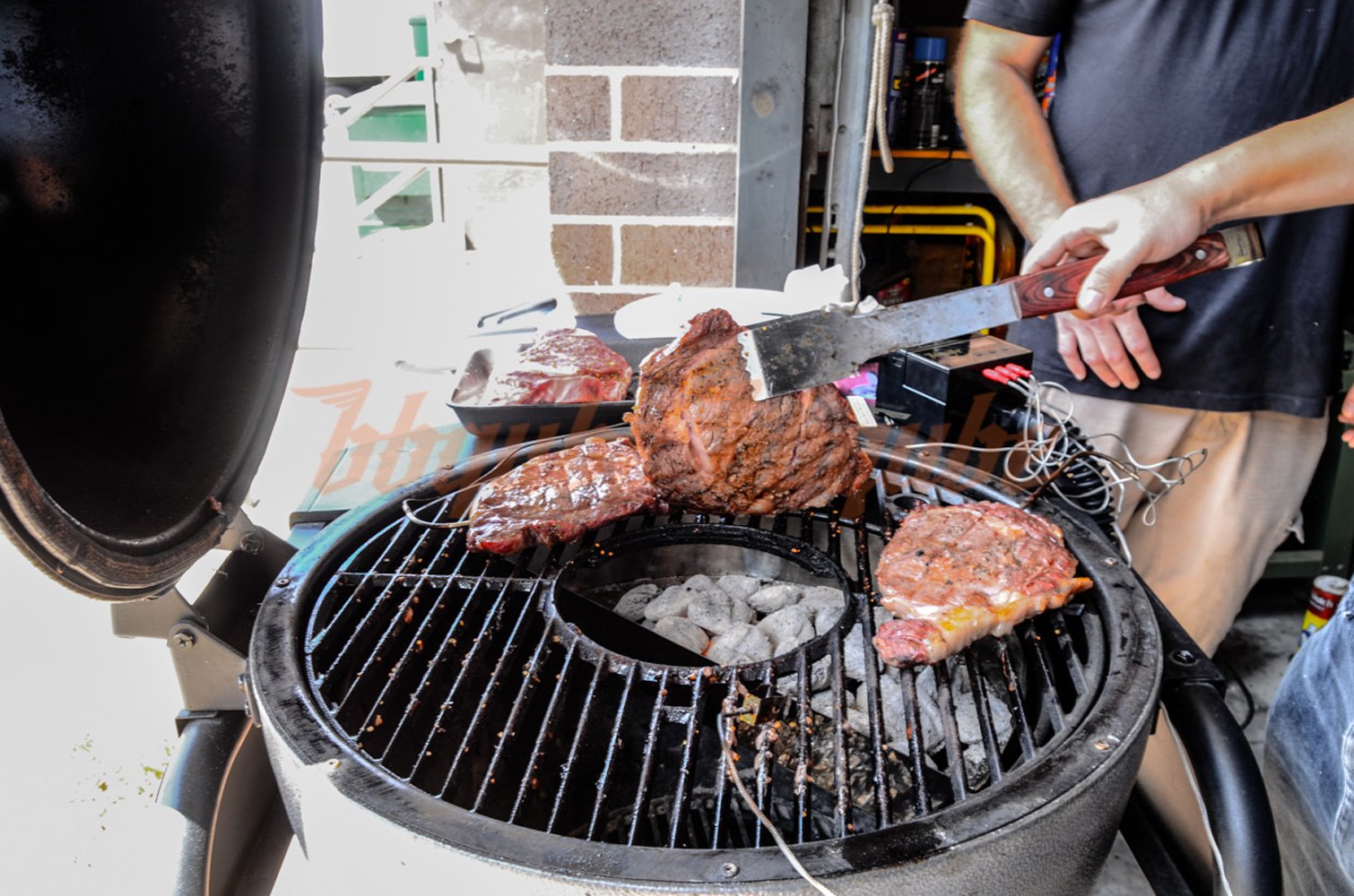 how-to-smoke-on-akorn-kamado