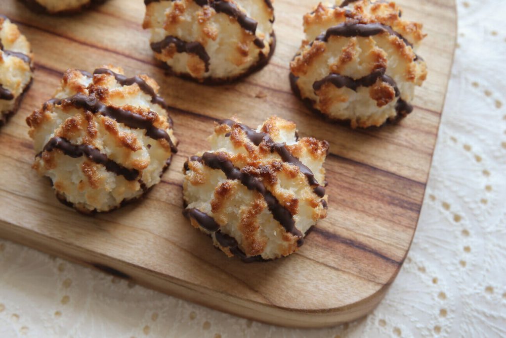 chocolate-drizzled-coconut-macaroon-recipe