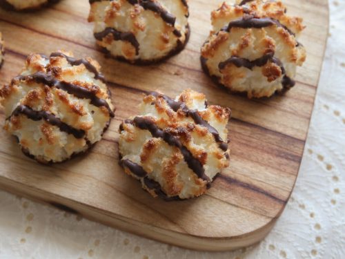 chocolate-drizzled-coconut-macaroon-recipe