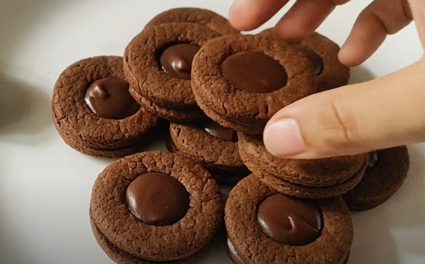 hazelnut-nutella sandwich cookies recipe