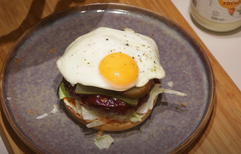 chorizo-olive burgers with fried egg recipe