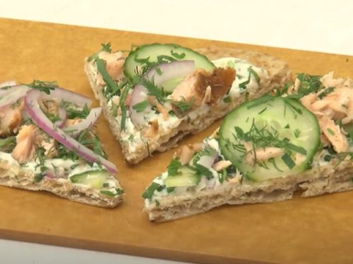 smoked salmon breakfast flatbread recipe