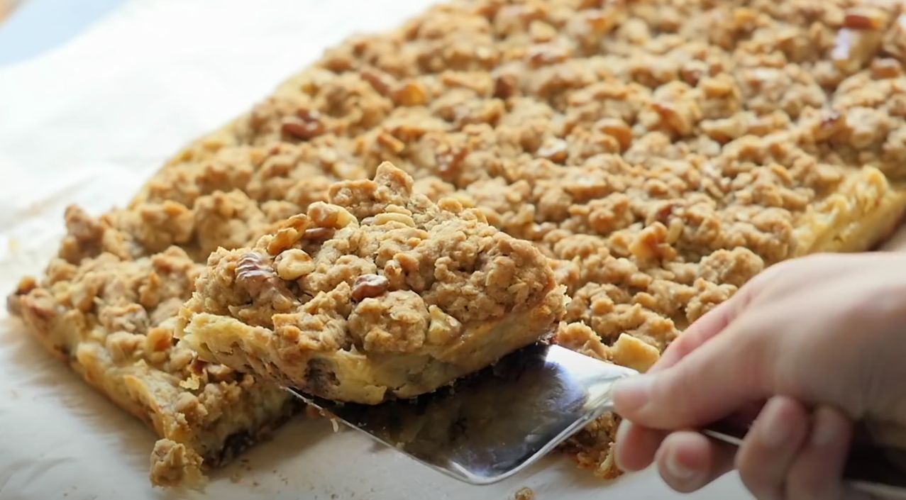 Apple Pie Sour Cream Crumb Bars Recipe