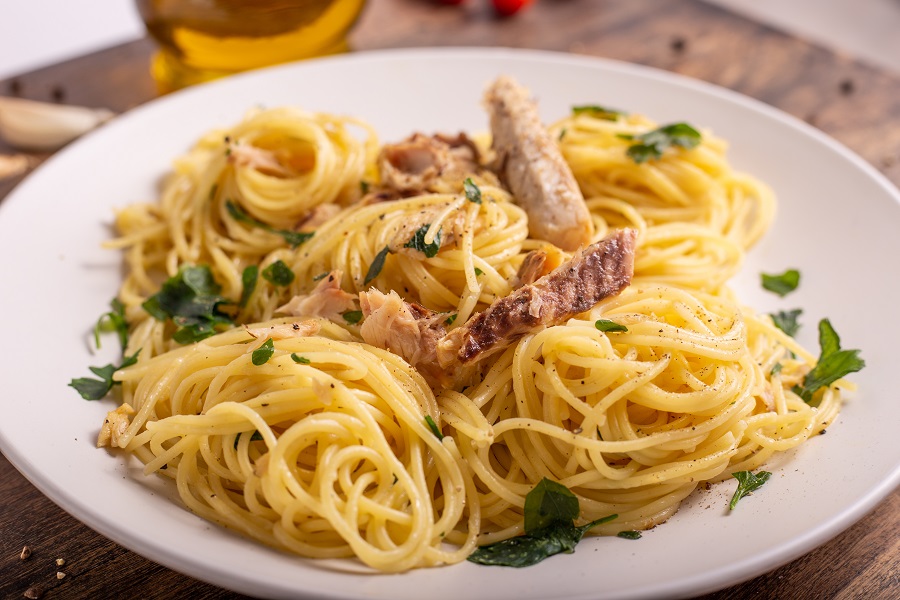 spaghetti with mackerel and pine nuts