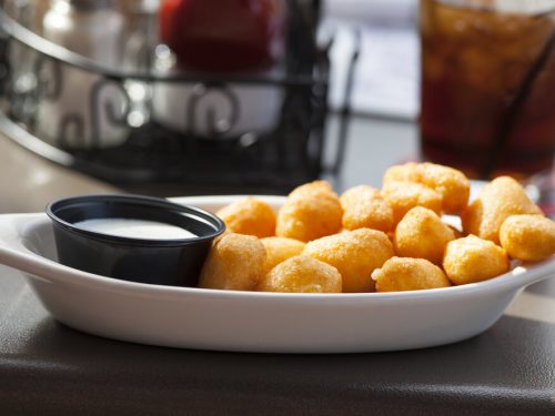 Fried Cheese Curds Recipe, crispy fried cheese curds with delicious cheese curd filling