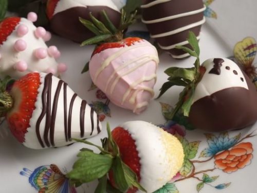 chocolate-dipped strawberry yogurt cup recipe