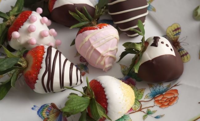 chocolate-dipped strawberry yogurt cup recipe